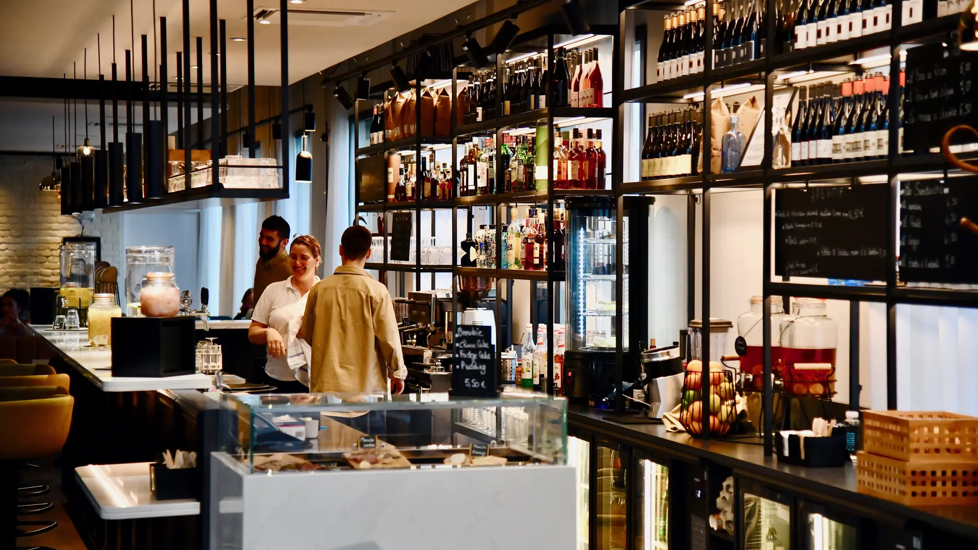 bar-restaurant-dusk-co-working-hotel-petit-dejeuner-cocktail (4)