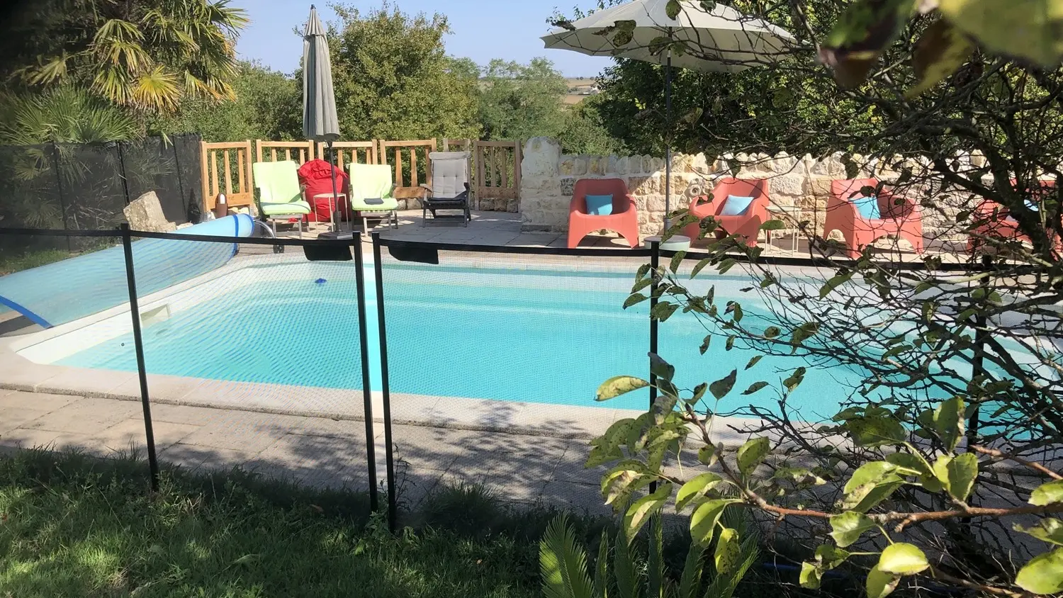 409740 - De nombreux sièges et parasols entourent la piscine.