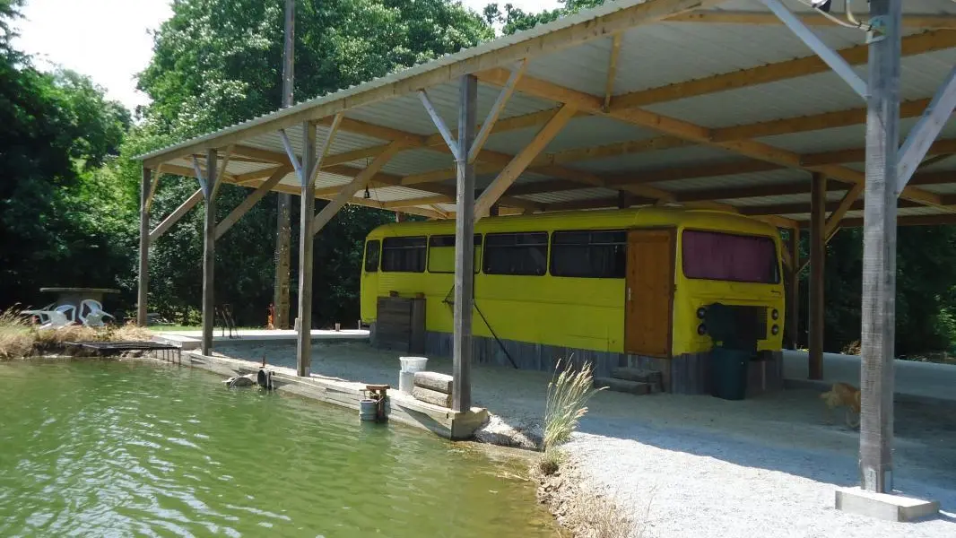 camping du Bas Maine à la Croixille : bus aménagé