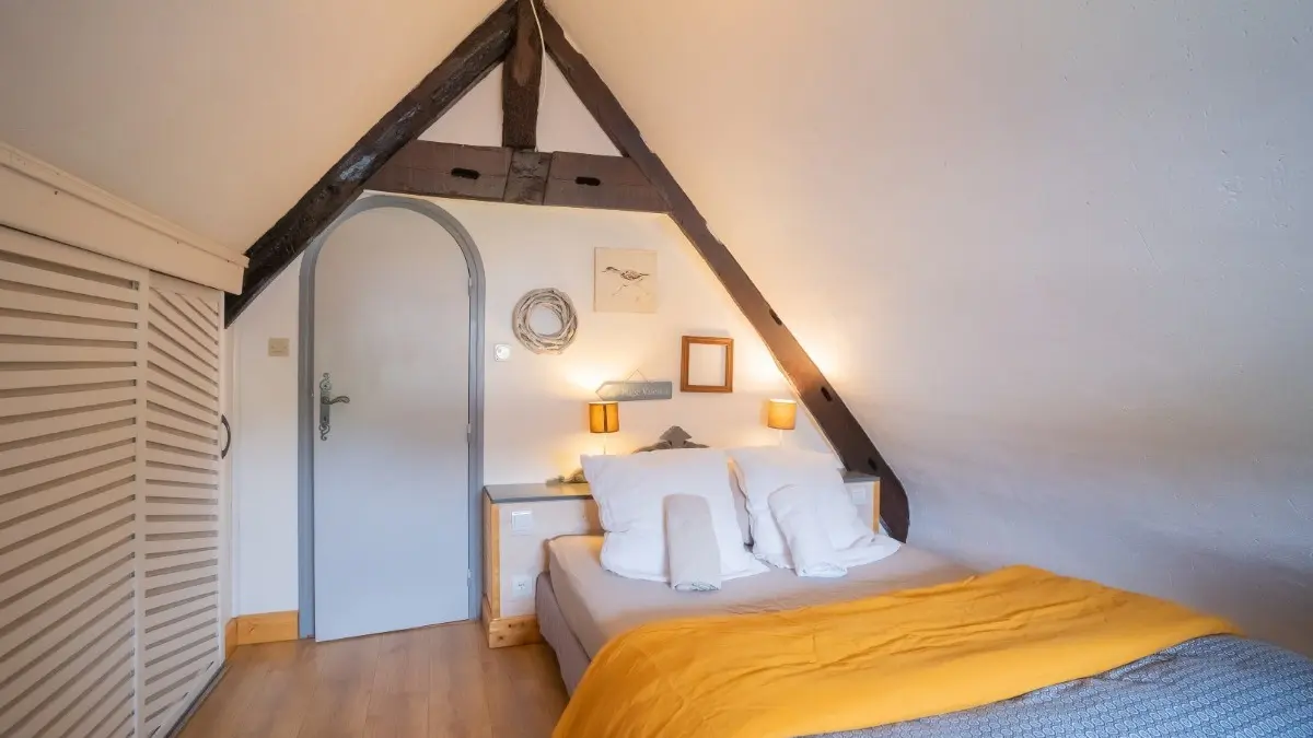 81811 - 1 lit de 140 et Espace rangement , penderie