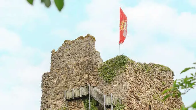 chateau-talmont-vendee-donjon-drapeau-normand