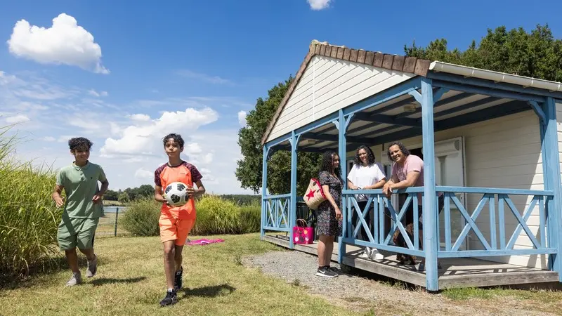 Chalets avec terrasse couverte et terrain