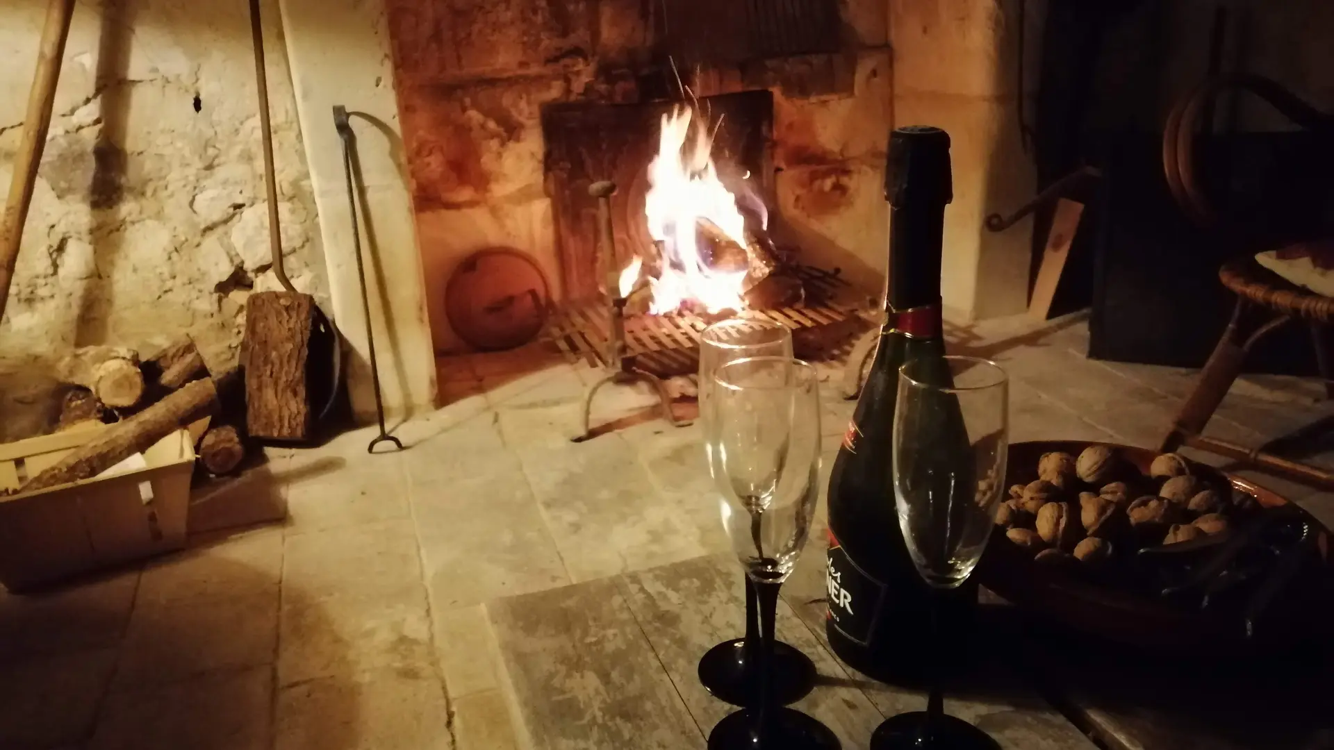 équipement partagés: Pièce à feu avec cheminée angevine traditionnelle