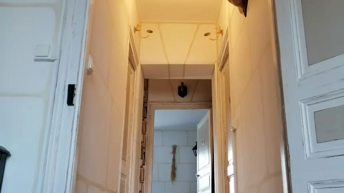 Vers la chambre coté place