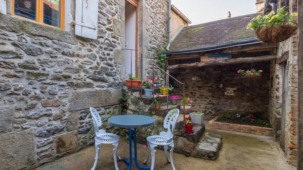 Le refuge des Alpes Mancelles - Fresnay-sur-Sarthe - cour arrière