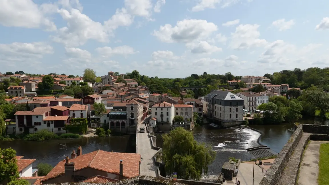 Vue sur la ville depuis la terrasse du Château de Clisson.