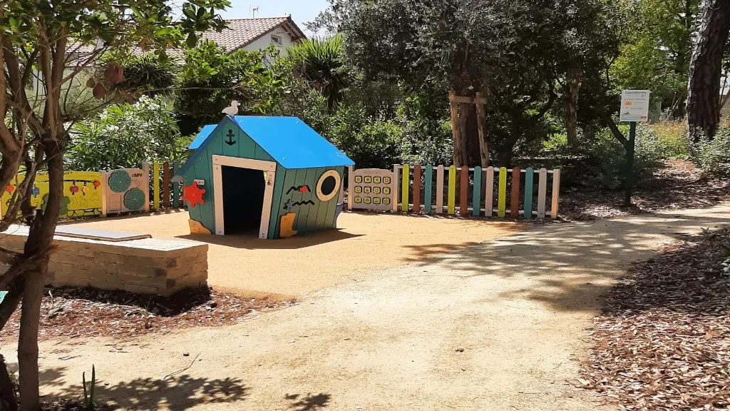 114093 - Jeux pour enfant dans le parc en face de l'immeuble