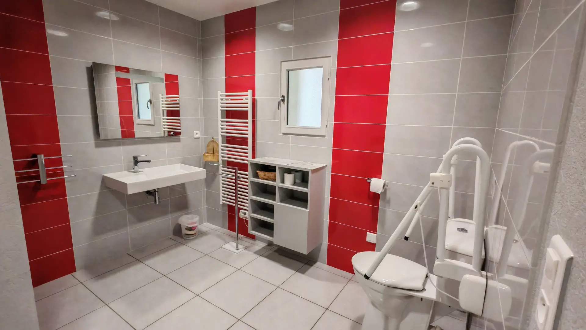 375914 - Salle d'eau 1 au rez-de-chaussée adaptée PMR