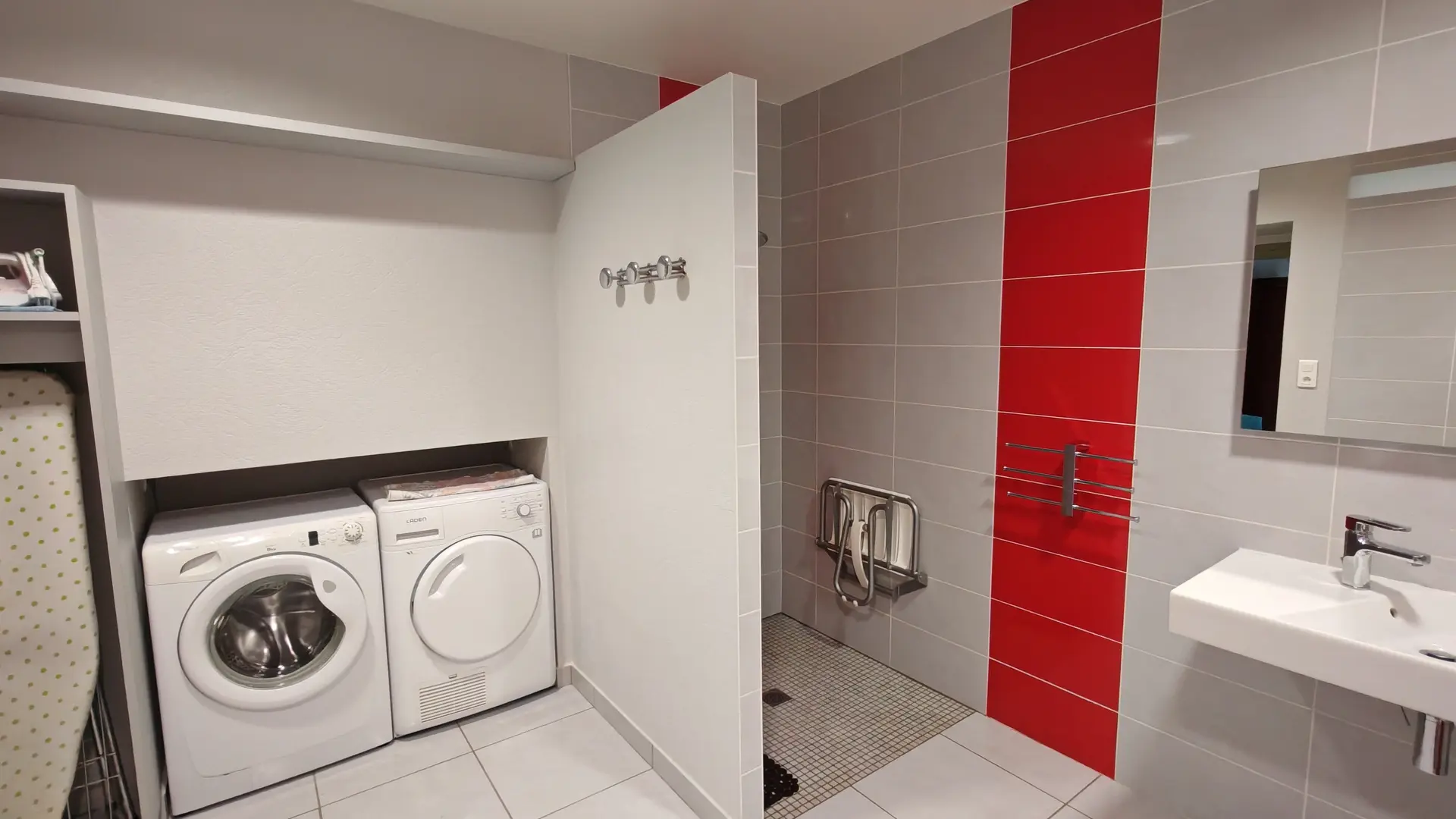 375915 - Salle d'eau 1 au rez-de-chaussée adaptée PMR