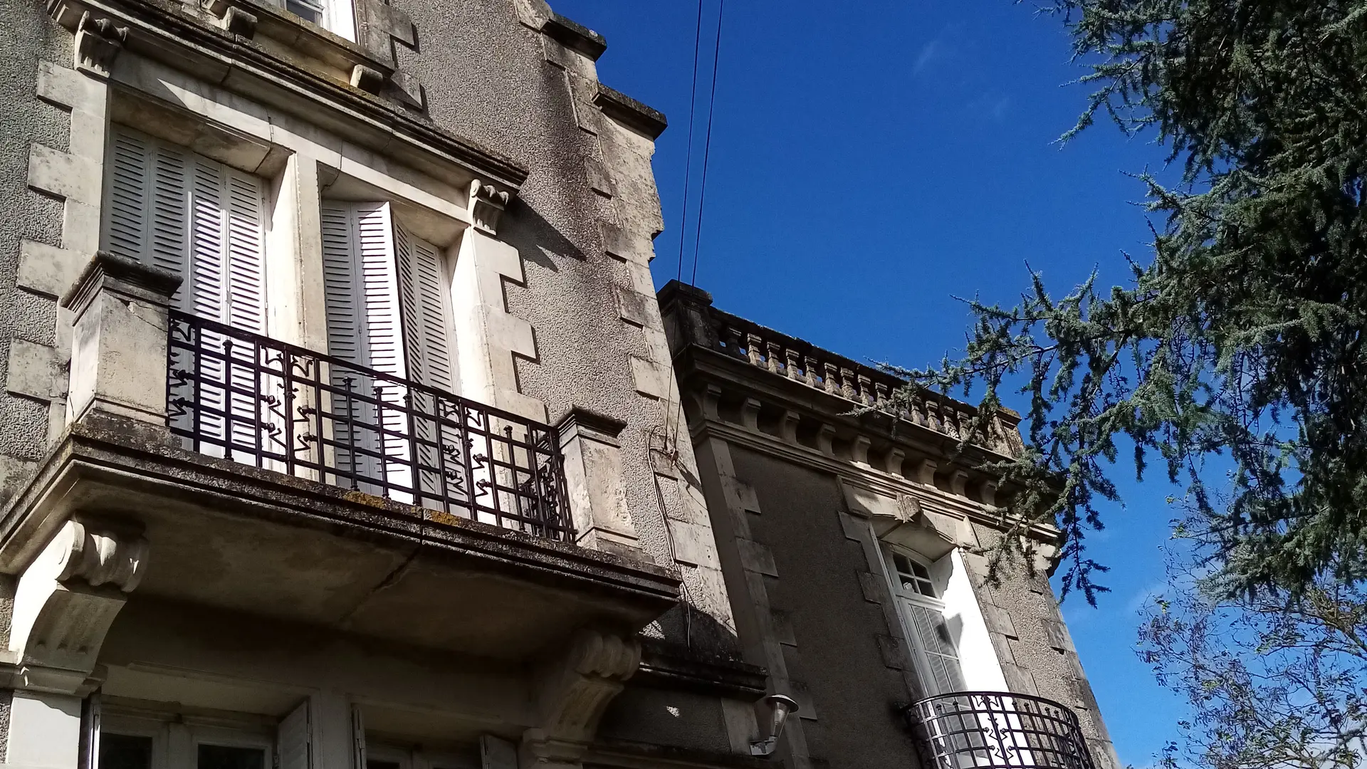 domaine-la-capitainerie-exterieur-bazoges-en-pareds-vendee-85- (1)