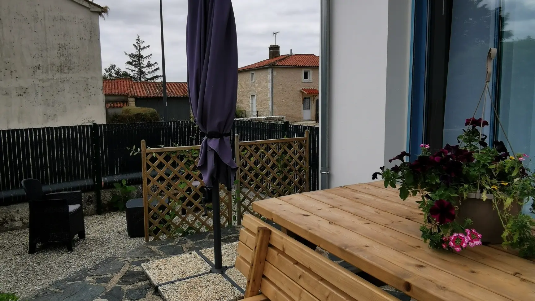 407296 - terrasse et table à manger
