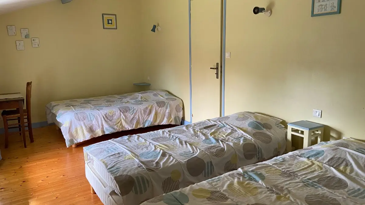 53341 - Chambre 2 lits en 80 + 1 lit en 120