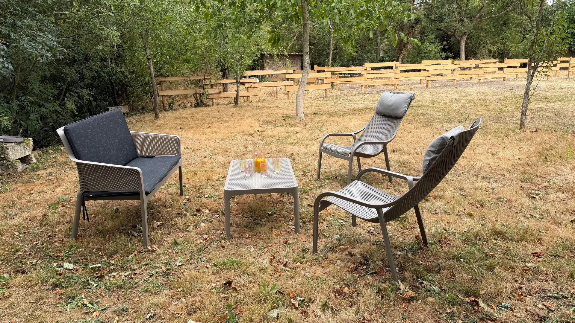 446490 - détente au bord de la rivière