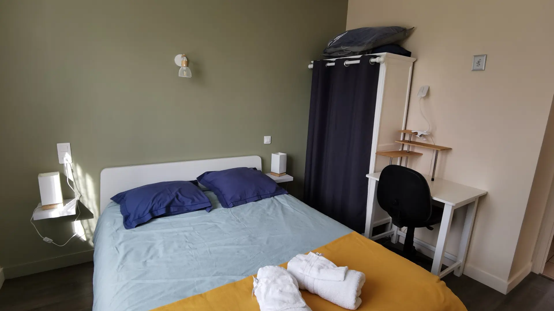 407291 - lit en 140 et coin bureau