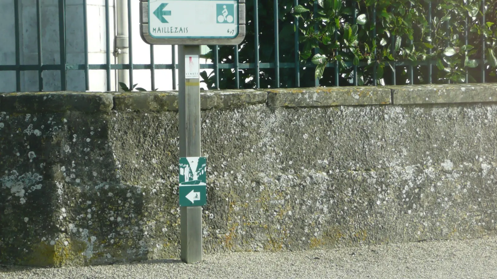 flèche gauche bourg de maille rond point D25
