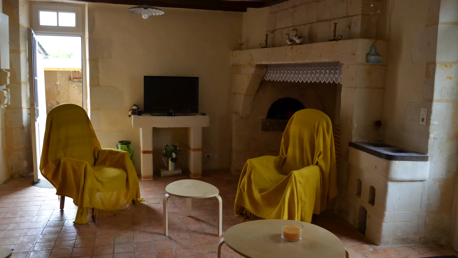 gite-maine-et-loire-anjou-le-viei-bauge-49-salon-avec-cheminee-3