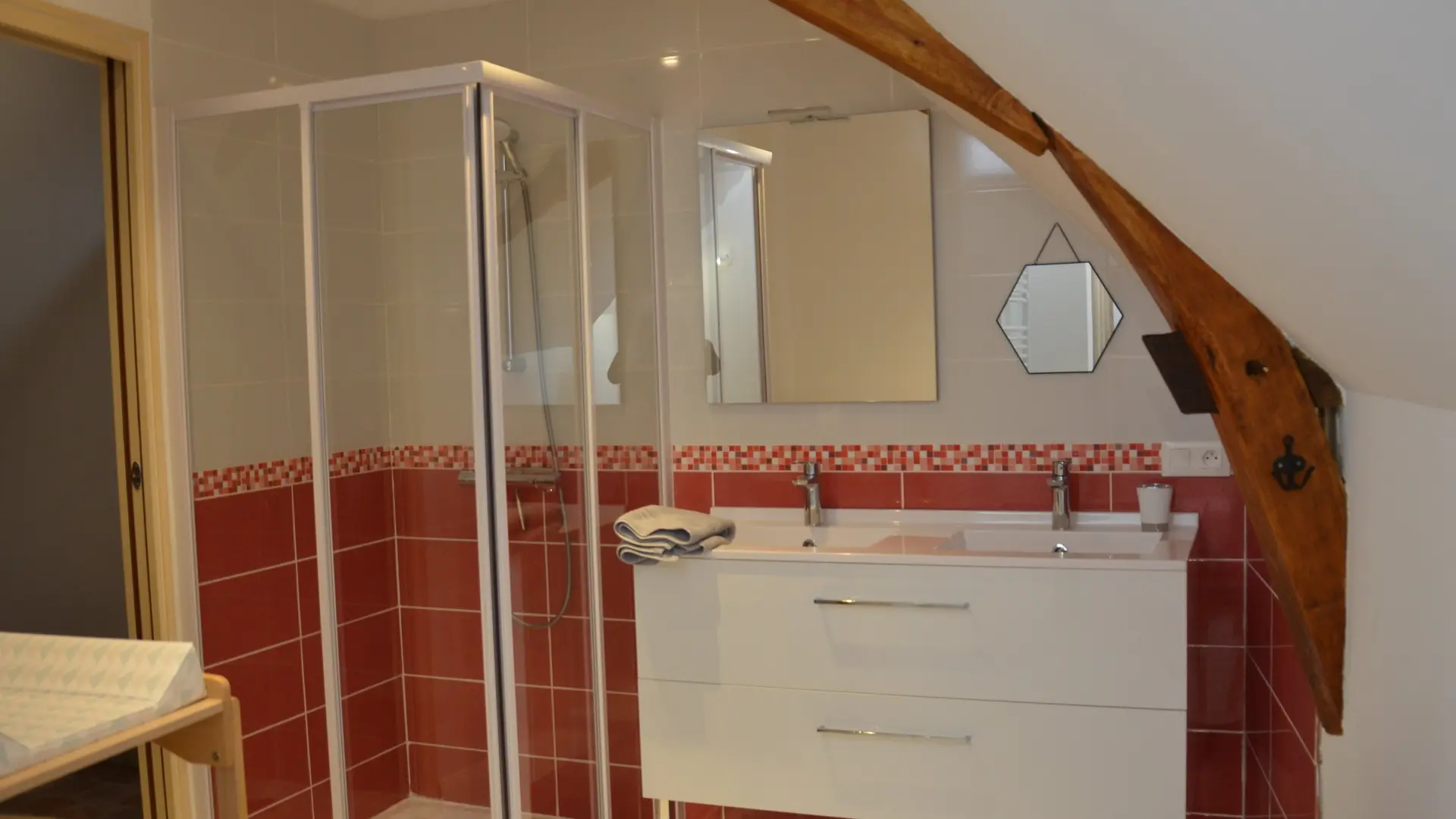 gite-maine-et-loire-anjou-le-viei-bauge-49-salle-d-eau-a-l-etage-avec-toilettes-4