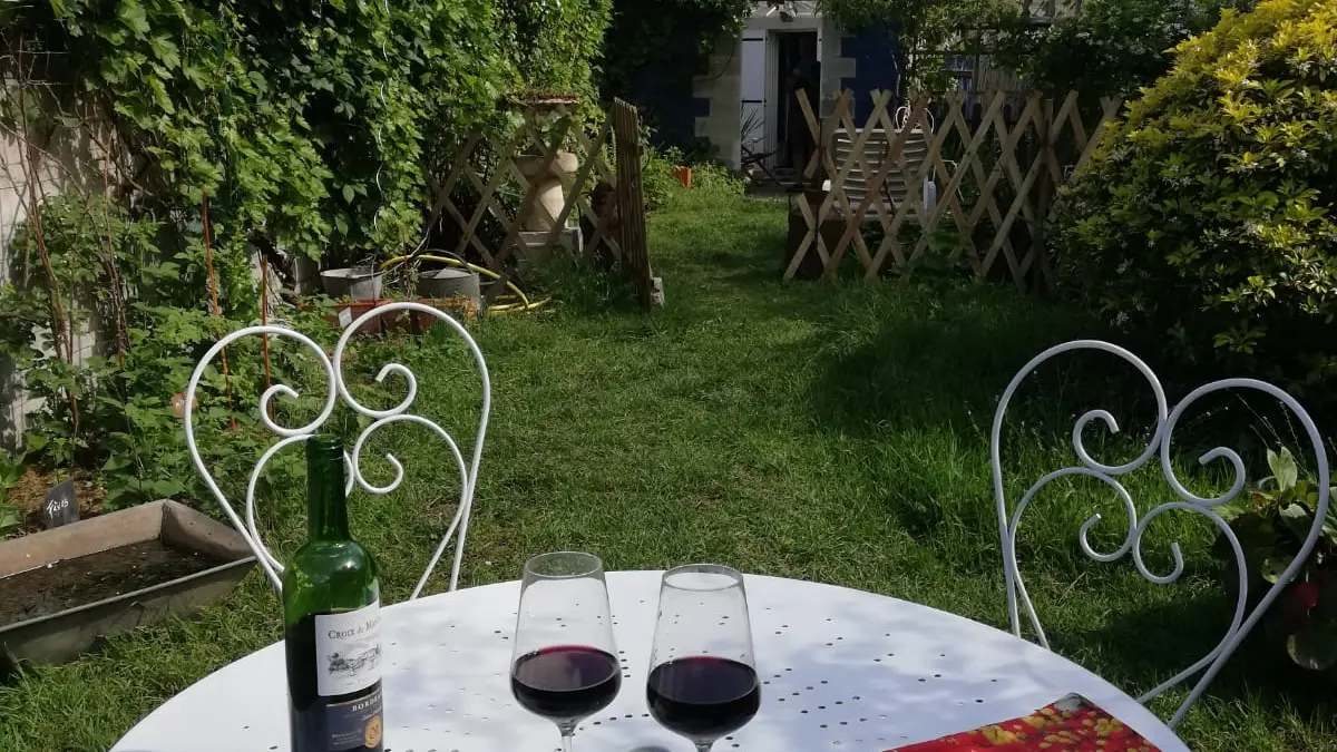 petits coins de repos disséminés dans le jardin