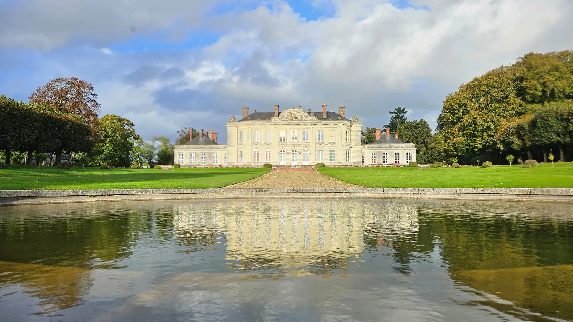 Le château de Craon - vue depuis le bassin rond