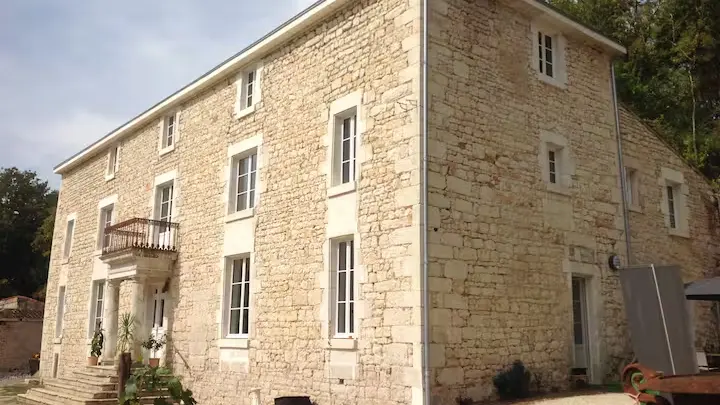 le-loft-et-ses-chambres-gite-meuble-fontenay-le-comte-85-1