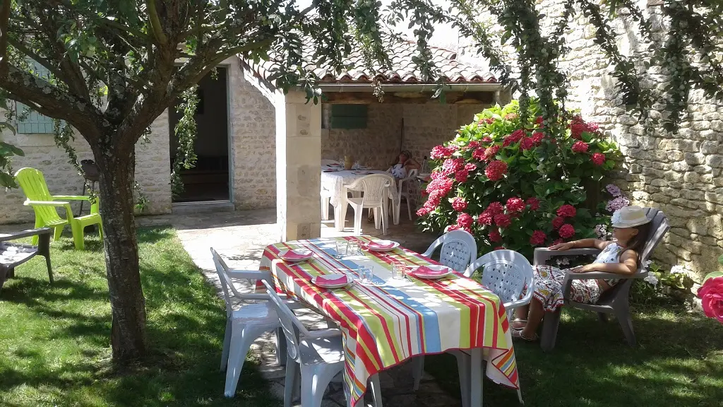 meublé-maison-maelys-maillé-85-jardin