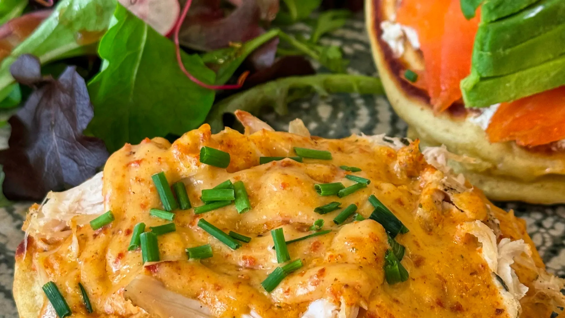 Brunch pancake poulet sauce chorizo ciboulette