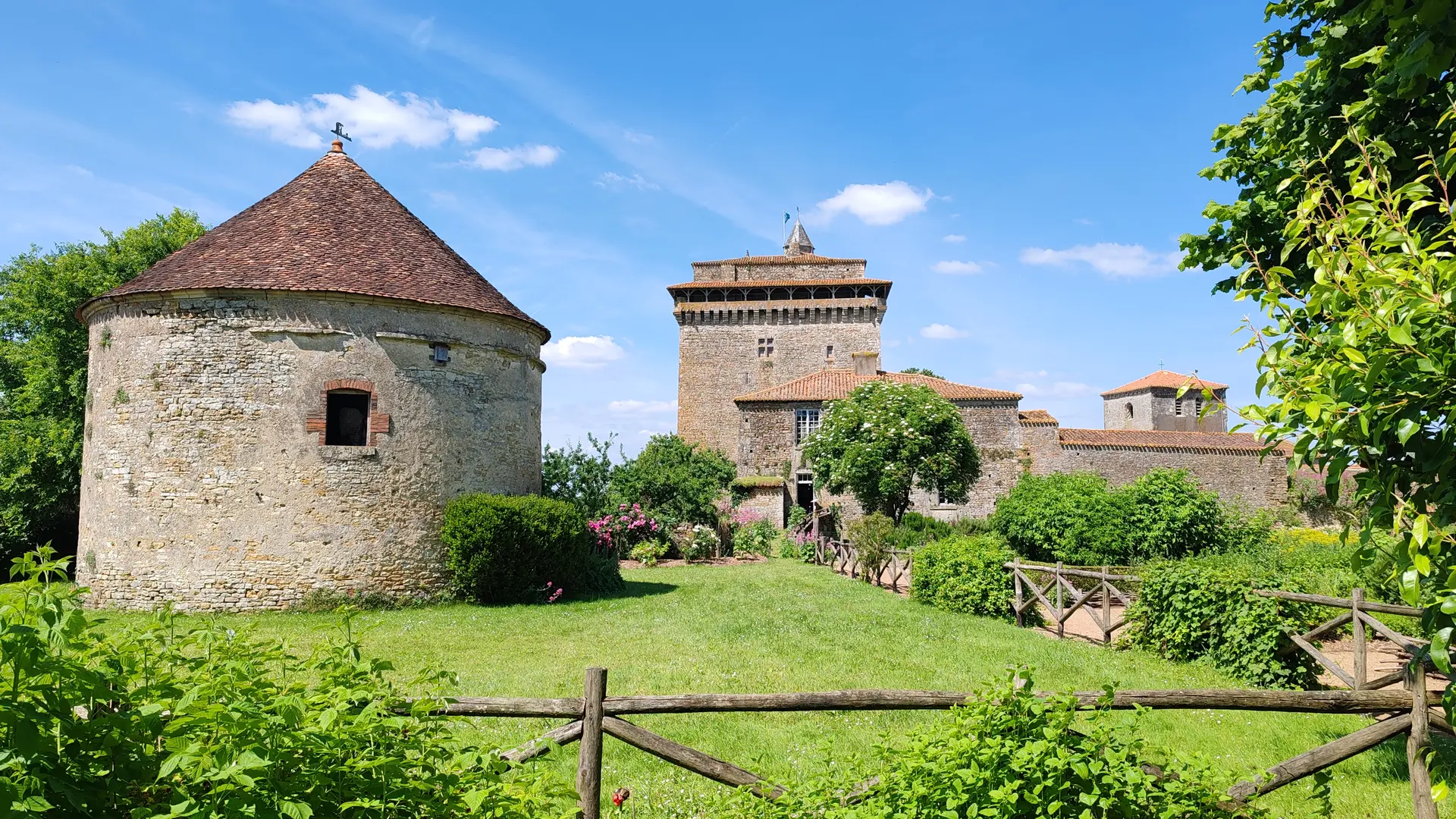 Vue du jardin d'inspiration médiévale