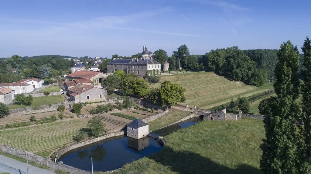 parc-du-chateau-de-l-hermenault-85570-02