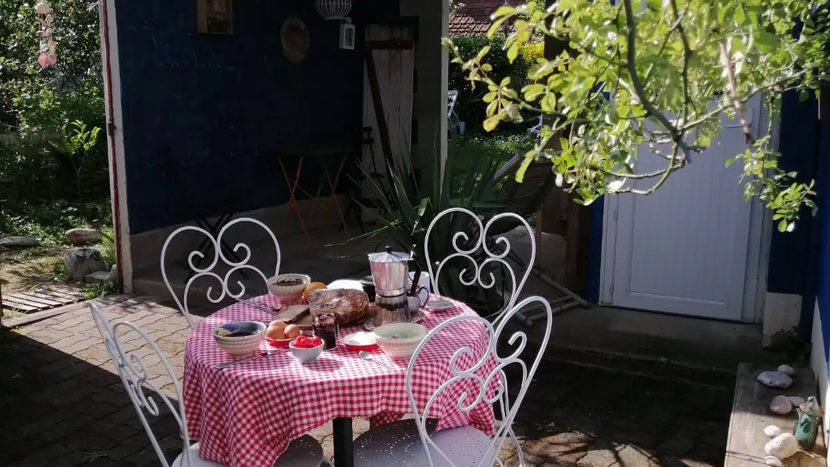 Patio équipé d'un salon de jardin