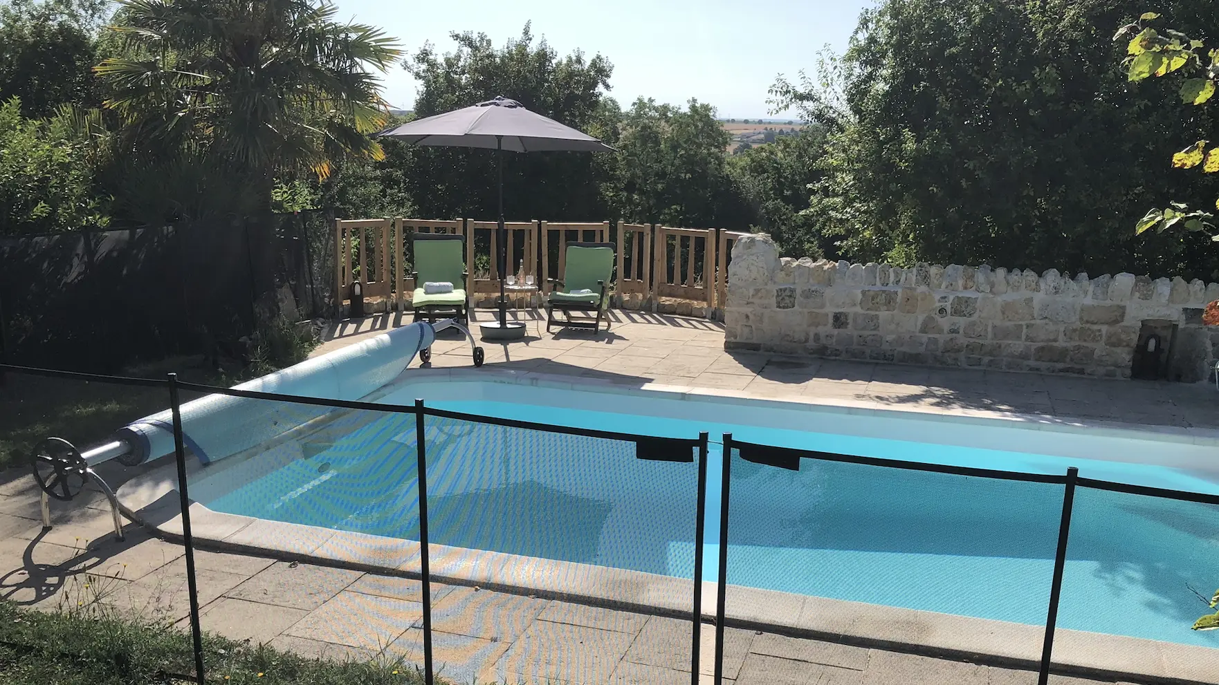 piscine avec cloiture de securite - gite le jardin des bosquets 85 auchay-sur-vendée