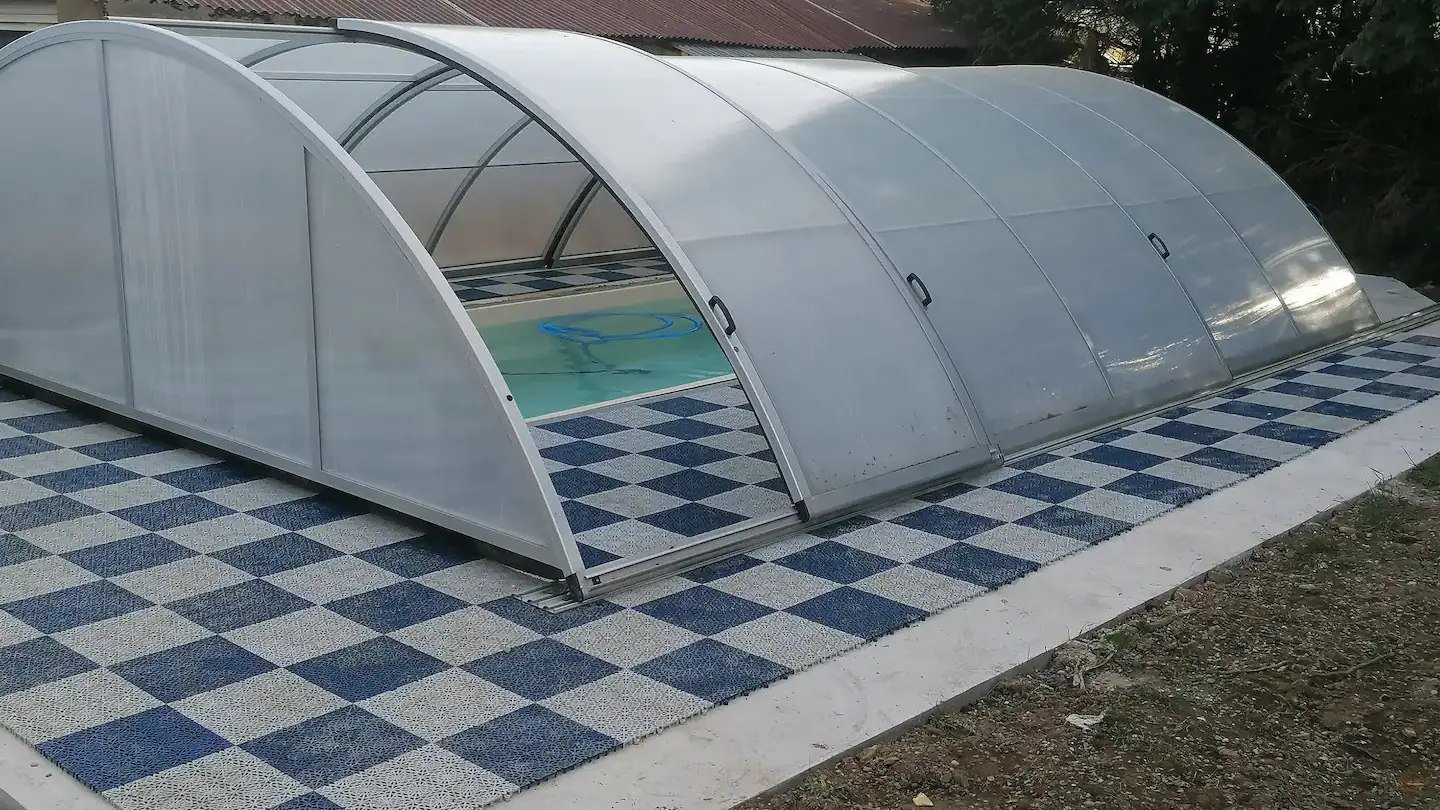 piscine chauffée + abri bis