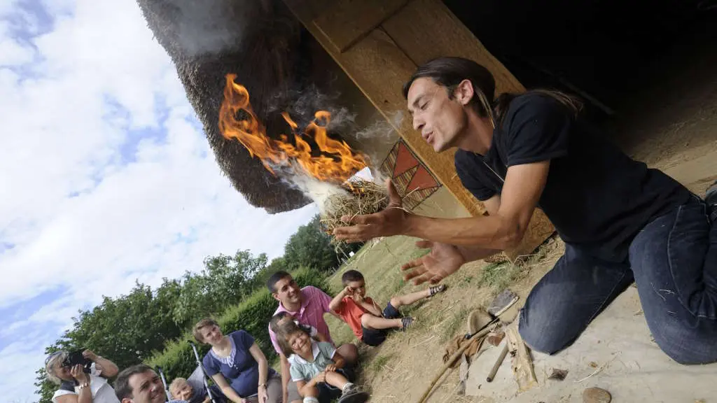 prehisto-site-cairn-vendee-demonstration-feu