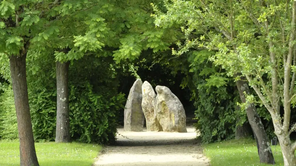 prehisto-site-cairn-vendee-grand-littoral-menhir