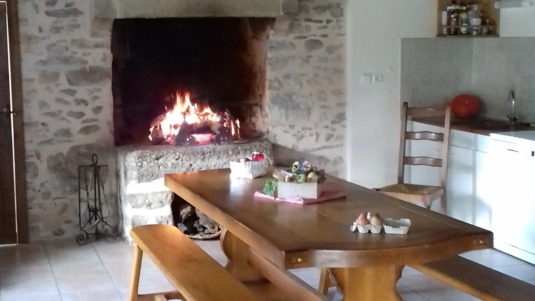 Gîte Le Douet Moreau - Saint-Léonard-des-Bois - salle à manger avec cheminée