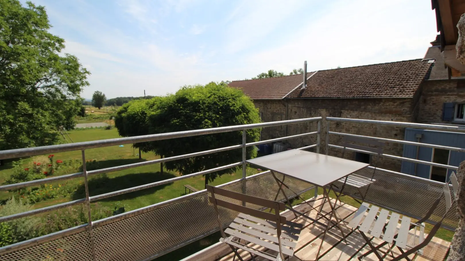 Balcon privé avec vue sur le jardin et la campagne limousine_23