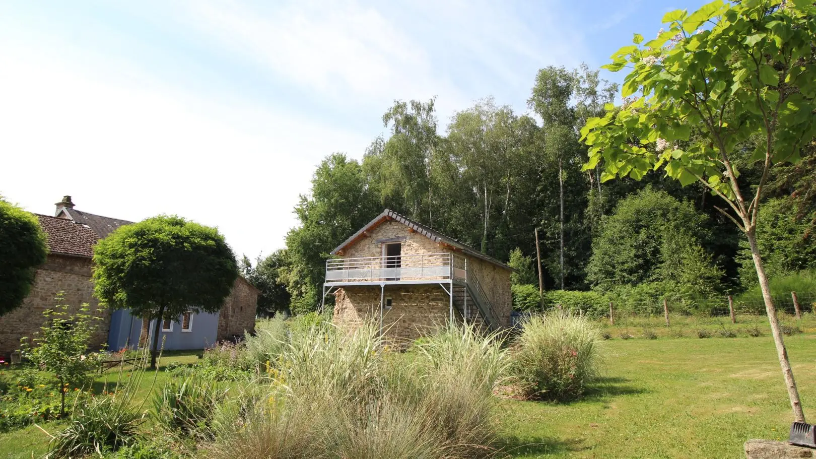 Vue sur le jardin d'agrément et le bâtiment_3