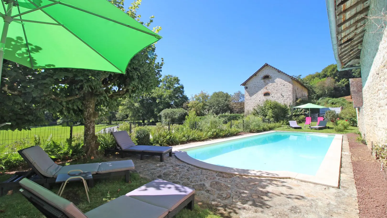 L'orangerie du Vignau, Domaine du Vignau, gîte à La Jonchère Saint Maurice, la piscine et le gîte_14