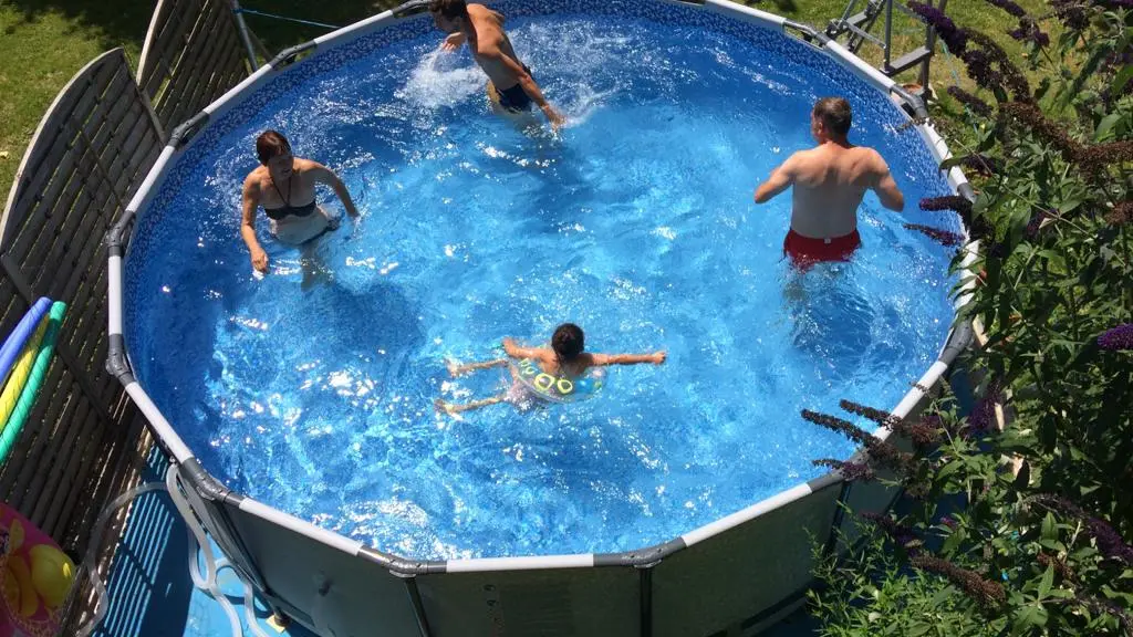 la piscine hors sol partagée avec la famille_4