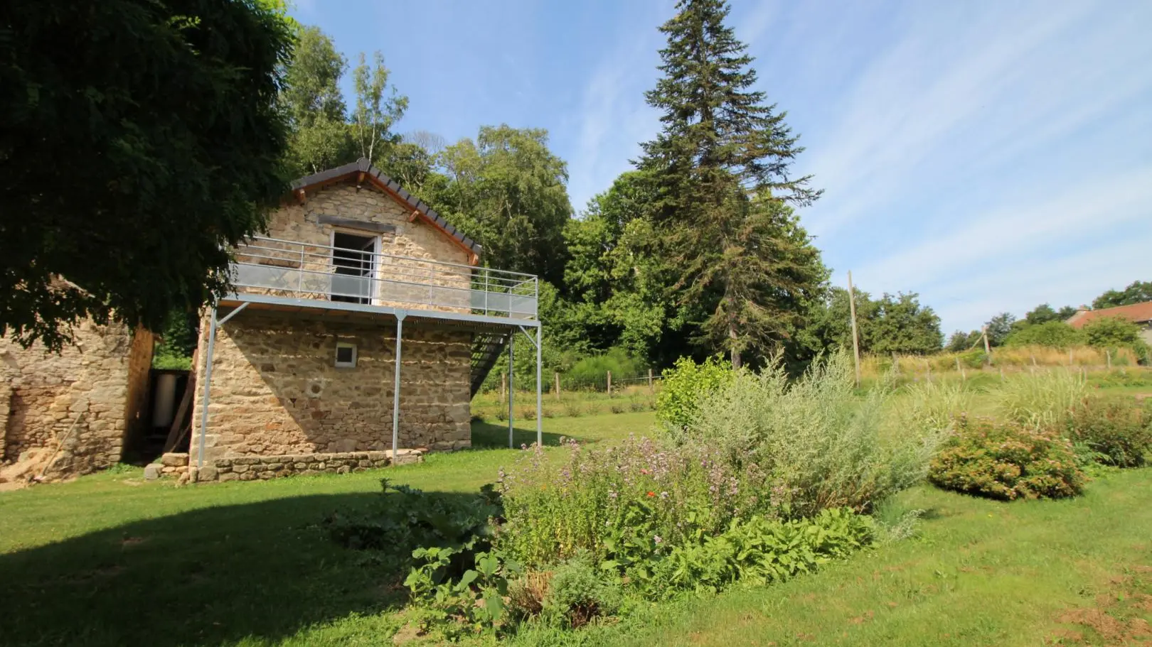 Vue sur le bâtiment depuis le jardin_29