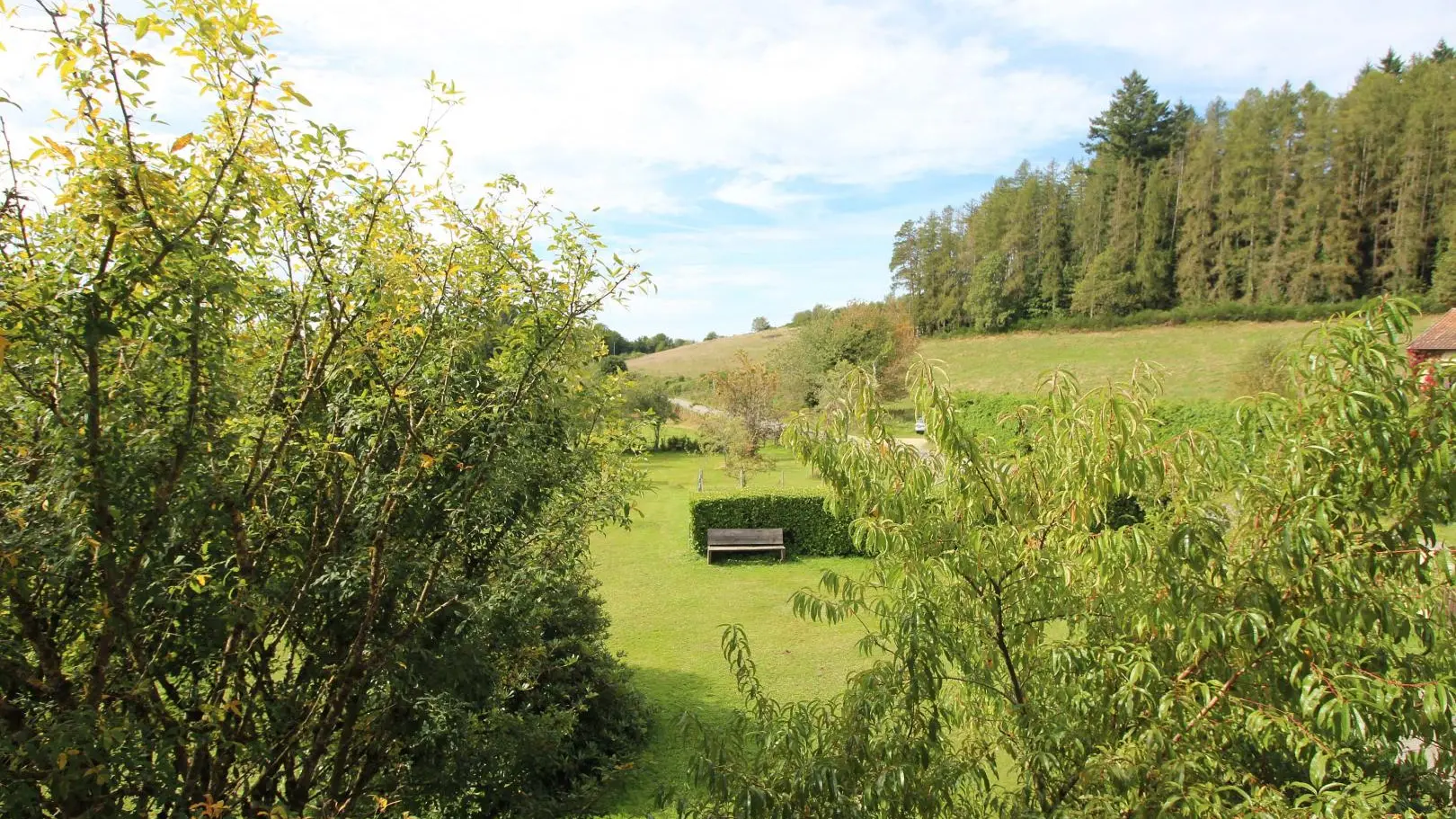 Gîte de Serre sur la commune d'Augne en Haute-Vienne (Limousin en Nouvelle Aquitaine)- vue de l'étage _2