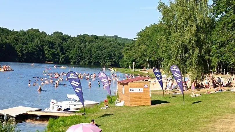 Voici la plage avec les jeux pour enfants sur la partie sable.un restaurant bar est présent avec soirée animée en été._25