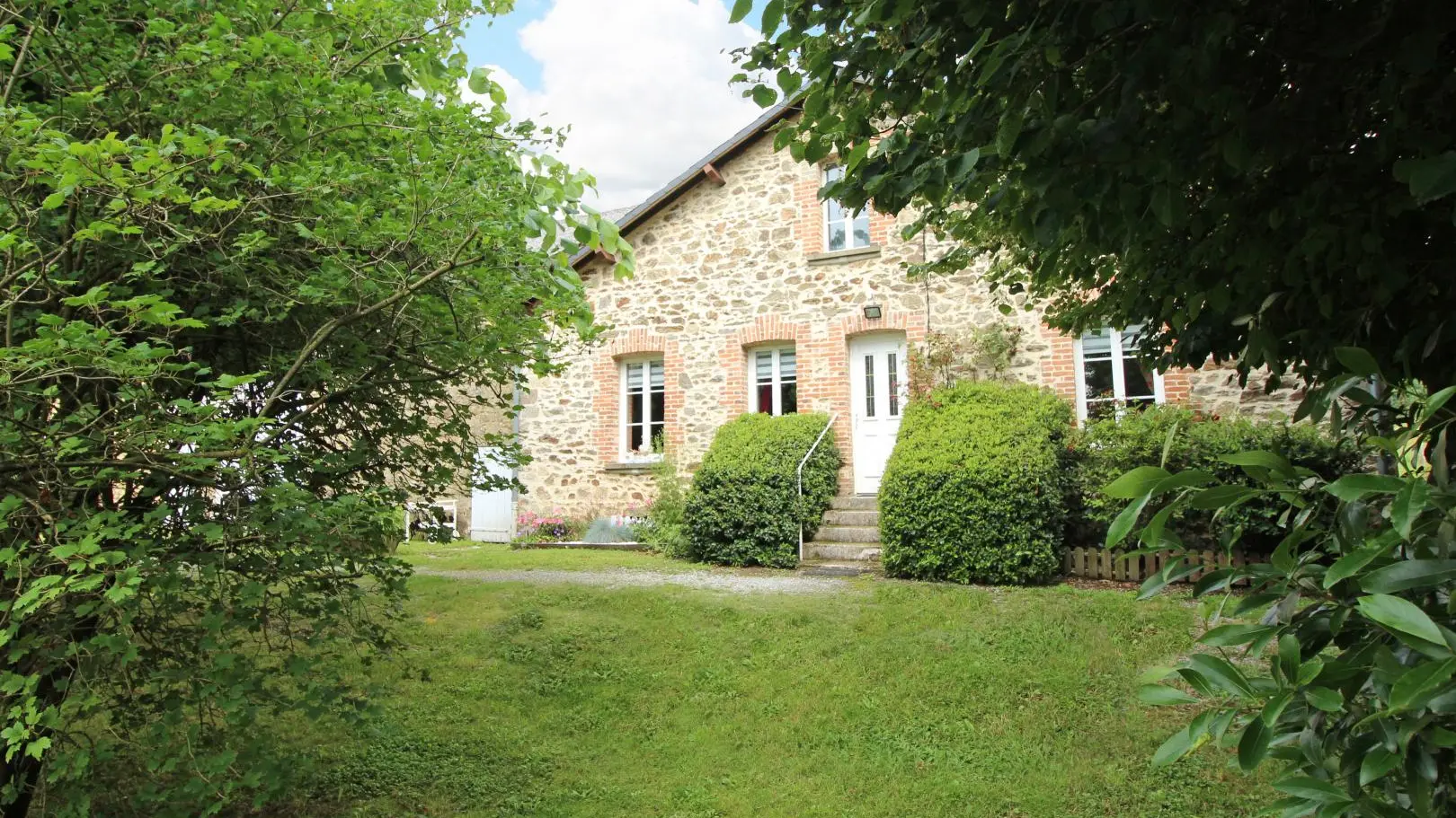 Gîte de Lavergne à Châteauneuf la Forêt en Haute-Vienne (Nouvelle Aquitaine)_1