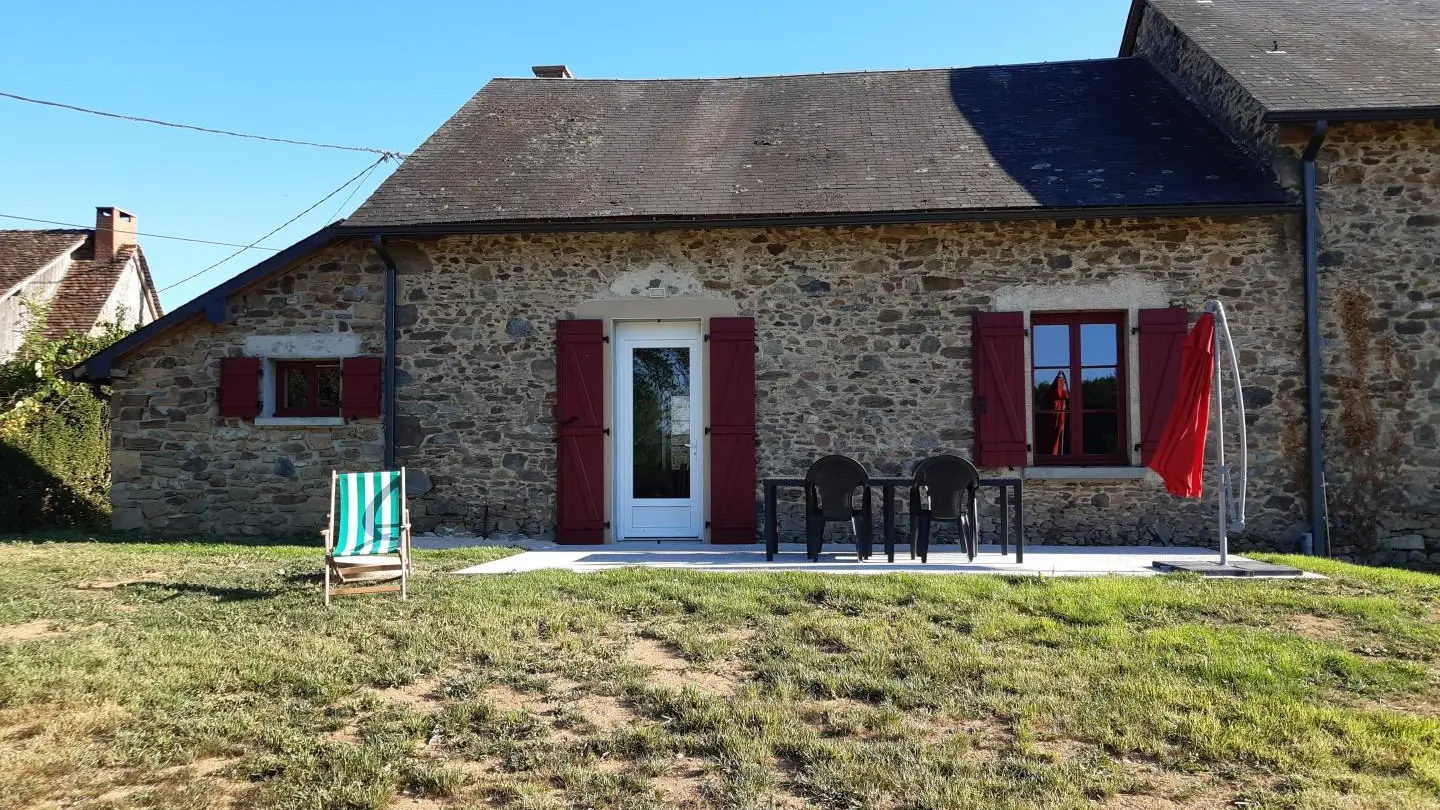 Le gîte à la campagne à Chassagnas sur la commune de La Croisille Sur Briance en Haute-Vienne - terrasse et terrain sur l'arrière_2