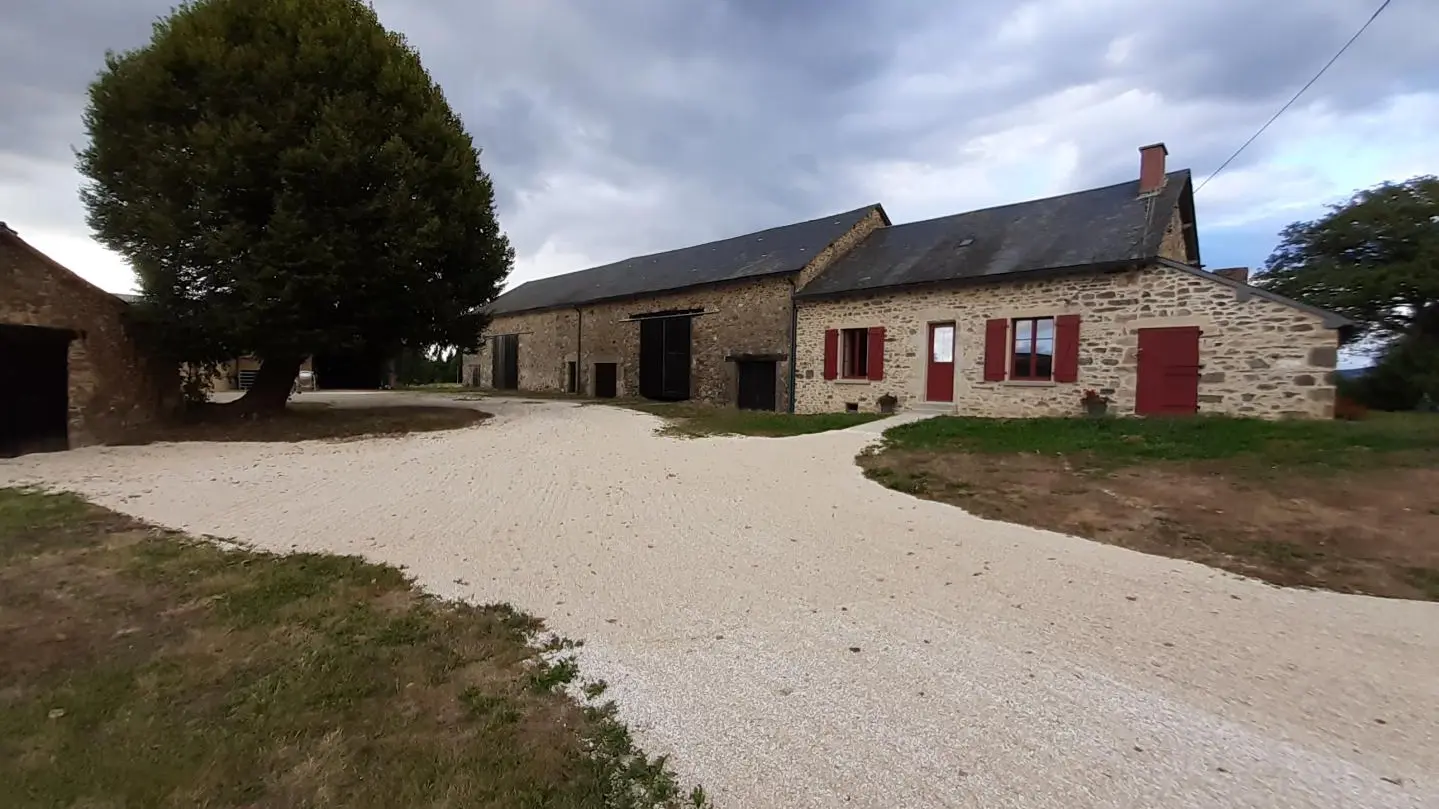 Le gîte à la campagne à Chassagnas sur la commune de La Croisille Sur Briance en Haute-Vienne - terrain en façade_22