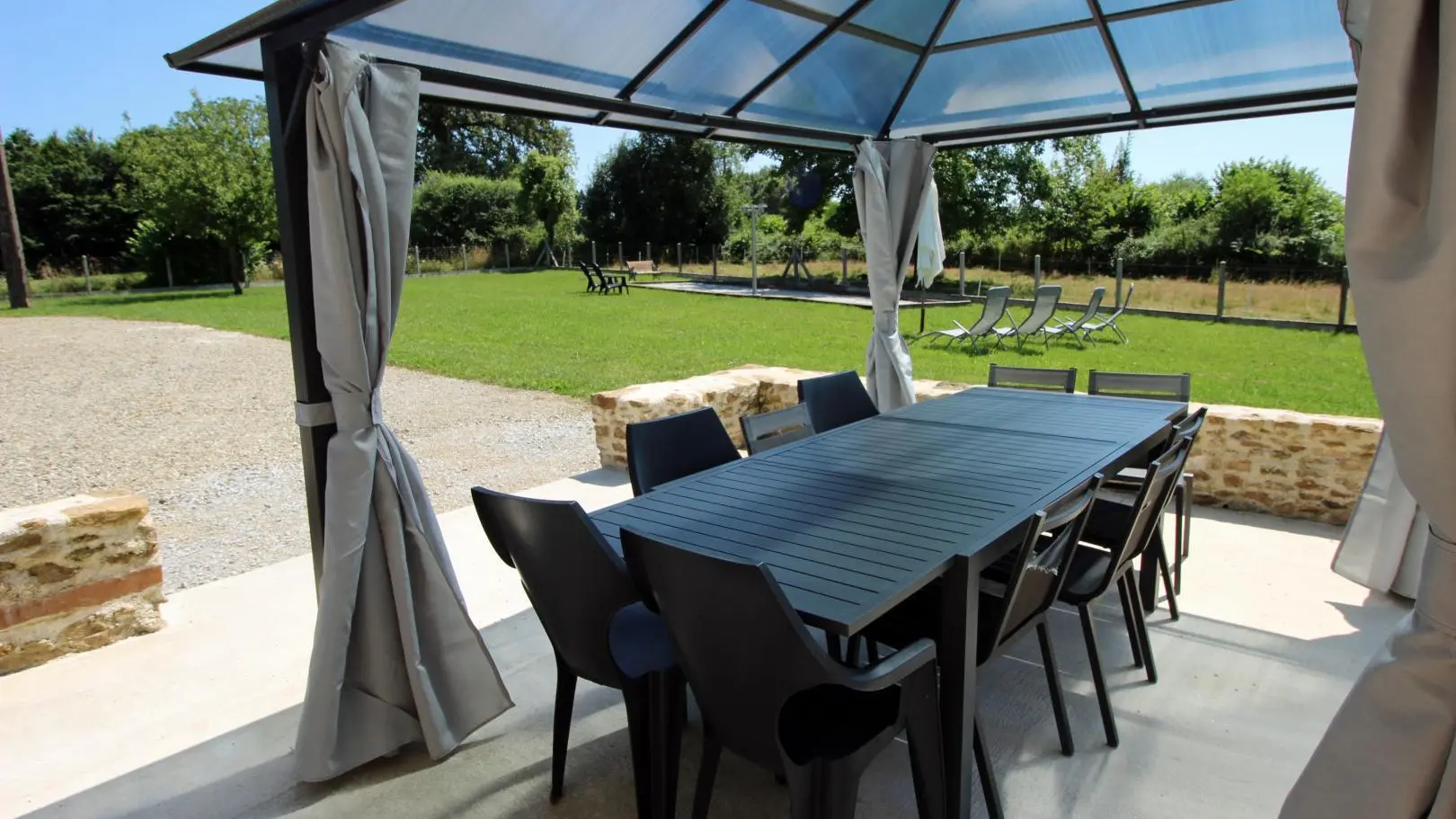 Gite de Sautour Le Petit à Linards en Haute-Vienne - Nouvelle Aquitaine - terrasse avec pergola_3