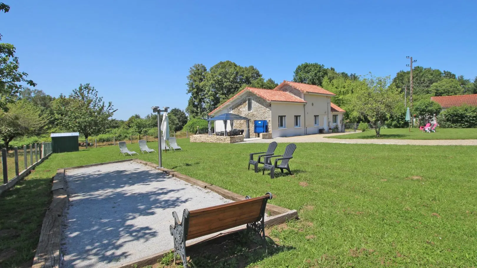 Gite de Sautour Le Petit à Linards en Haute-Vienne - Nouvelle Aquitaine - terrain de pétanque et grande pelouse close_2