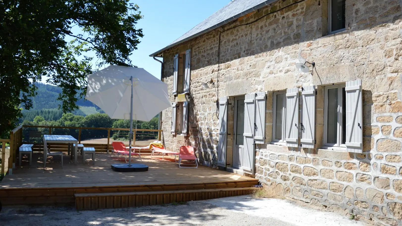 Gite du Mazeau Nicot Haut à Nedde en Haute-Vienne (Nouvelle-Aquitaine) - devant la maison : la terrasse en été_7