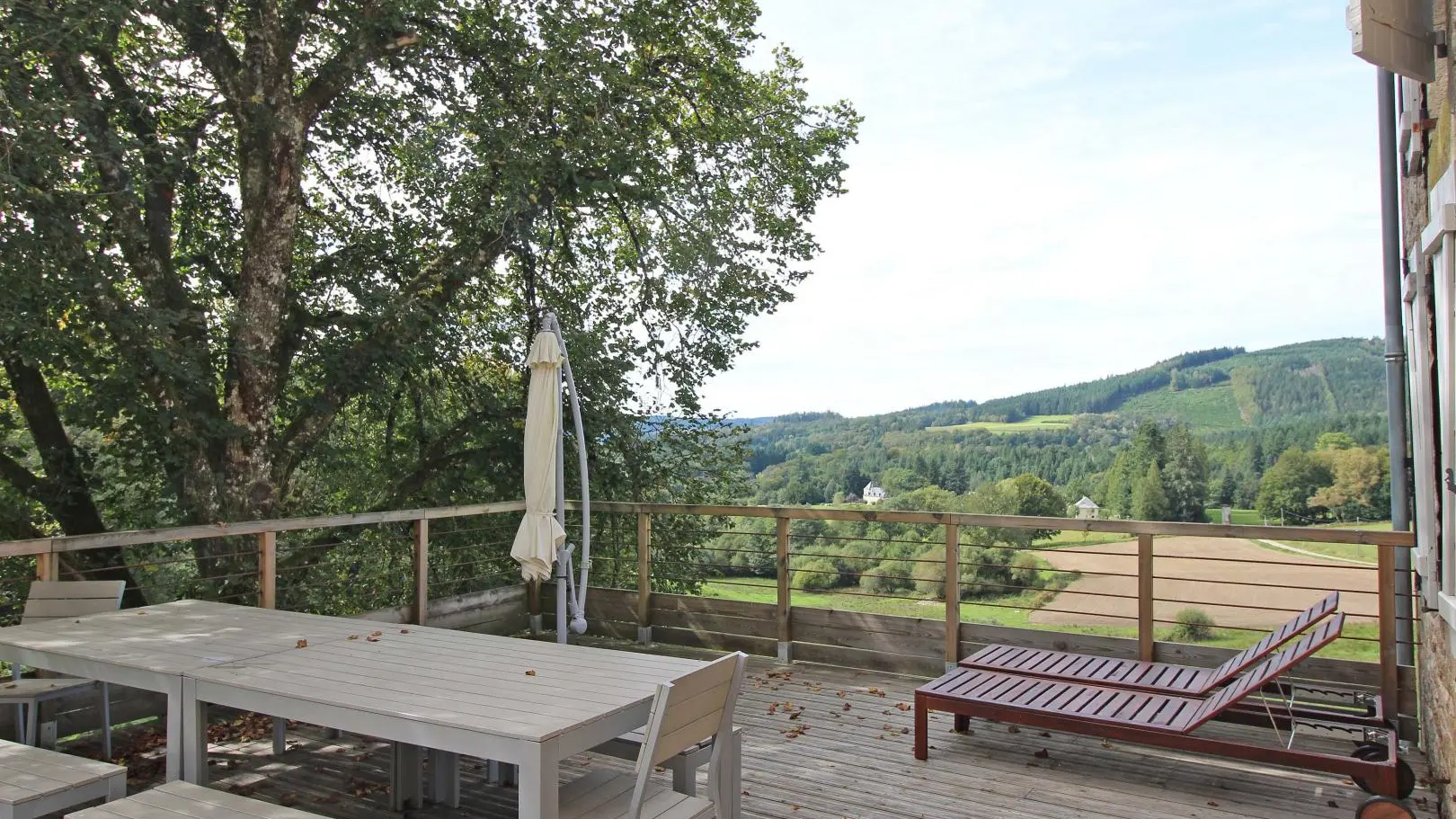 Gite du Mazeau Nicot Haut à Nedde en Haute-Vienne (Nouvelle-Aquitaine) - la terrasse en automne_31