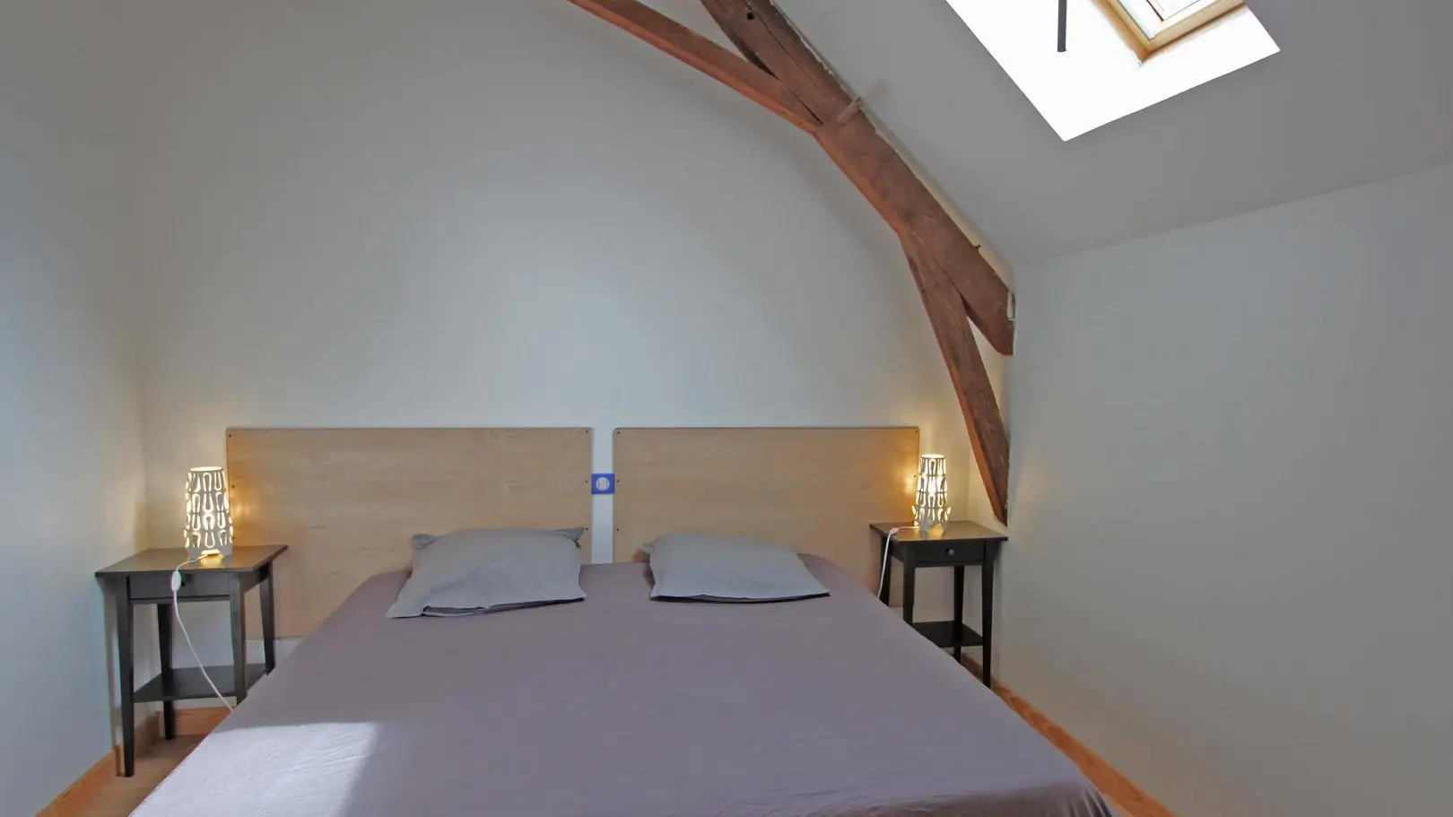 Gite du Mazeau Nicot Haut à Nedde en Haute-Vienne (Nouvelle-Aquitaine) - chambre étage avec velux_20