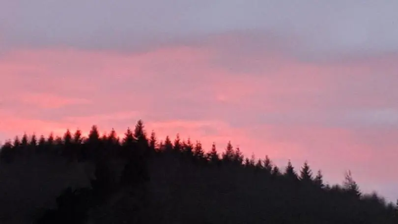 De la terrasse semi-couverte du gîte, vous pourrez admirer un paysage et un ciel avec des couleurs magnifiques_29